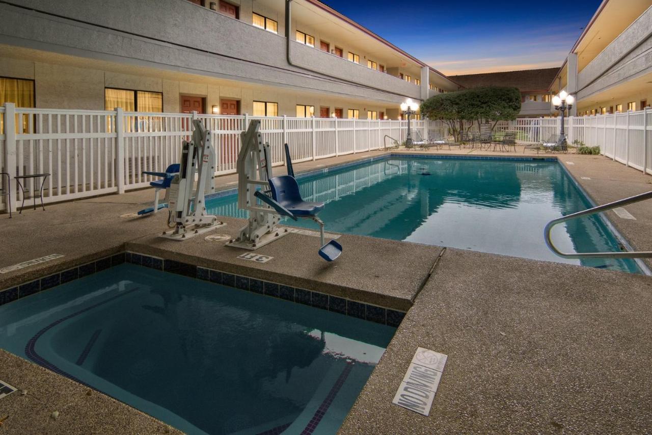 Irving Inn & Suites At Dfw Airport Екстер'єр фото