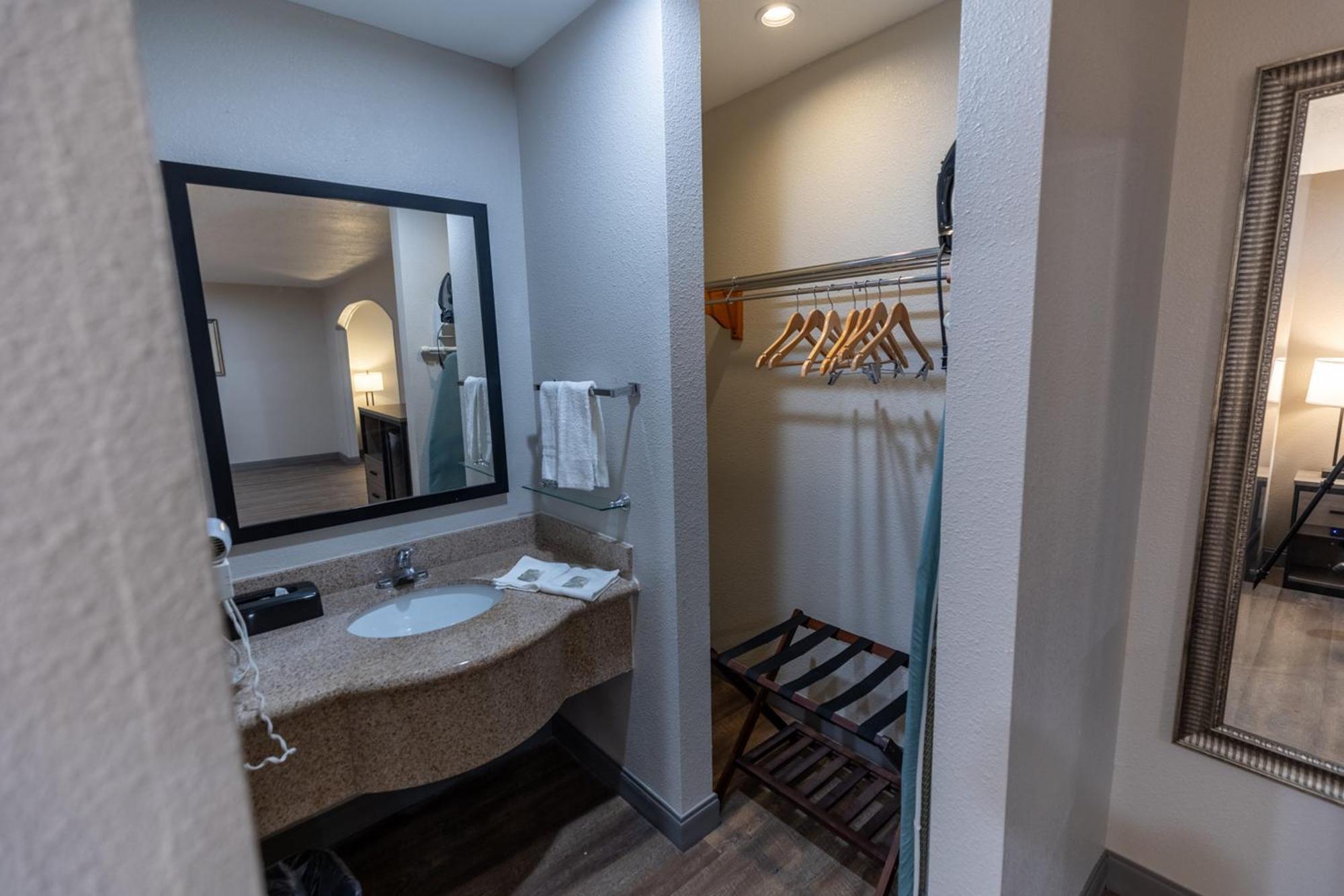 Irving Inn & Suites At Dfw Airport Екстер'єр фото