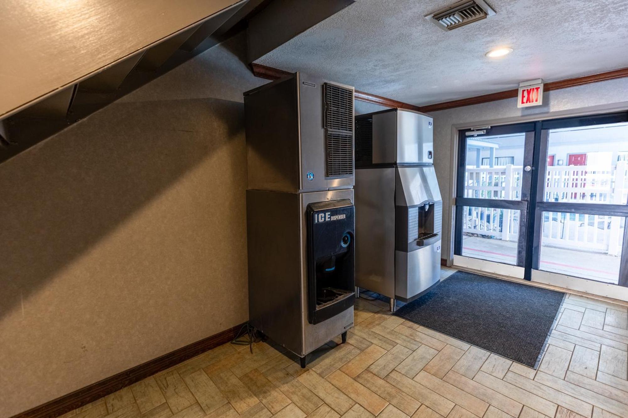 Irving Inn & Suites At Dfw Airport Екстер'єр фото