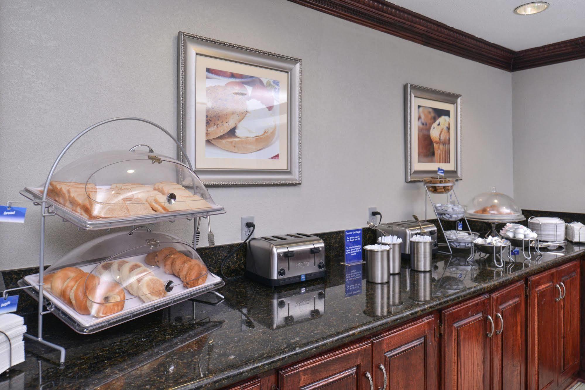 Irving Inn & Suites At Dfw Airport Екстер'єр фото